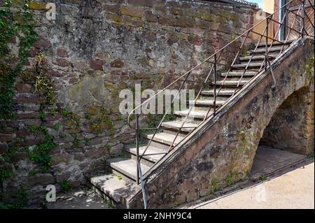 Escaliers sur un vieux mur en pierre d'un château en plein soleil Banque D'Images