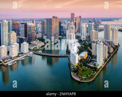 Brickell Key, centre-ville de Miami et four Seasons Hotel Sunrise Miami, sud de la Floride, Dade, Floride, États-Unis Banque D'Images