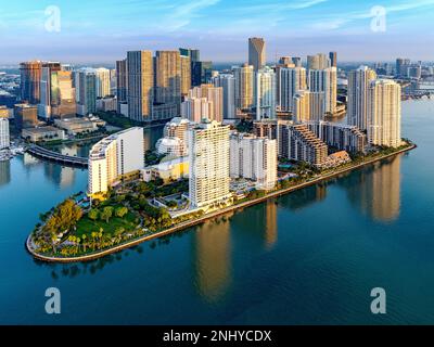 Brickell Key, centre-ville de Miami et four Seasons Hotel Sunrise Miami, sud de la Floride, Dade, Floride, États-Unis Banque D'Images