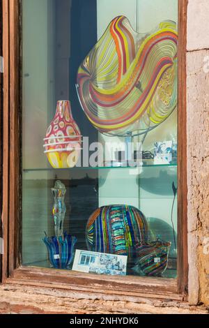 Des produits en verre de Murano sont exposés dans la vitrine de la boutique touristique de Murano, Venise, Italie en février Banque D'Images