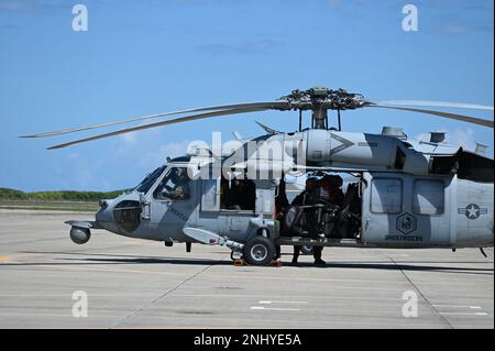 LE détachement 3 DE 1af a réussi un exercice de validation visant à vérifier la capacité des spécialistes de Pararescue de la United States Air Force 'Guardian Angel' à opérer avec l'équipage à bord des États-Unis Navy MH-60s Seahawks pour, au besoin, sauver des astronautes en mer. L'équipe conjointe soutiendra le lancement prochain de l'équipe 5 de la NASA - National Aeronautics and Space Administration. « L'intégration avec les équipages d'hélicoptères de la Marine et les parasauveteurs de la Force aérienne a été couronnée de succès », a déclaré le Col Jason Gingrich, de la première Force aérienne, adjoint de l'Air de la Force aérienne au Commandement spatial des États-Unis. « Nous avons mis au point des solutions communes pour le hum Banque D'Images