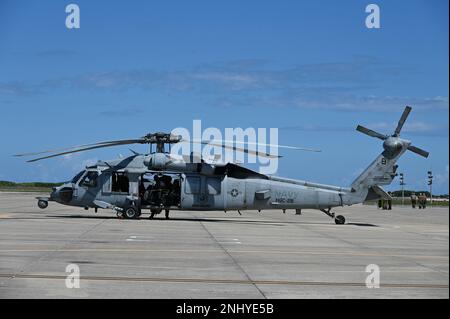 LE détachement 3 DE 1af a réussi un exercice de validation visant à vérifier la capacité des spécialistes de Pararescue de la United States Air Force 'Guardian Angel' à opérer avec l'équipage à bord des États-Unis Navy MH-60s Seahawks pour, au besoin, sauver des astronautes en mer. L'équipe conjointe soutiendra le lancement prochain de l'équipe 5 de la NASA - National Aeronautics and Space Administration. « L'intégration avec les équipages d'hélicoptères de la Marine et les parasauveteurs de la Force aérienne a été couronnée de succès », a déclaré le Col Jason Gingrich, de la première Force aérienne, adjoint de l'Air de la Force aérienne au Commandement spatial des États-Unis. « Nous avons mis au point des solutions communes pour le hum Banque D'Images