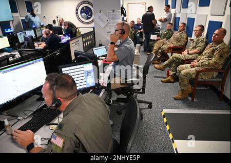 LE détachement 3 DE 1af a réussi un exercice de validation visant à vérifier la capacité des spécialistes de Pararescue de la United States Air Force 'Guardian Angel' à opérer avec l'équipage à bord des États-Unis Navy MH-60s Seahawks pour, au besoin, sauver des astronautes en mer. L'équipe conjointe soutiendra le lancement prochain de l'équipe 5 de la NASA - National Aeronautics and Space Administration. « L'intégration avec les équipages d'hélicoptères de la Marine et les parasauveteurs de la Force aérienne a été couronnée de succès », a déclaré le Col Jason Gingrich, de la première Force aérienne, adjoint de l'Air de la Force aérienne au Commandement spatial des États-Unis. « Nous avons mis au point des solutions communes pour le hum Banque D'Images