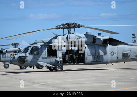 LE détachement 3 DE 1af a réussi un exercice de validation visant à vérifier la capacité des spécialistes de Pararescue de la United States Air Force 'Guardian Angel' à opérer avec l'équipage à bord des États-Unis Navy MH-60s Seahawks pour, au besoin, sauver des astronautes en mer. L'équipe conjointe soutiendra le lancement prochain de l'équipe 5 de la NASA - National Aeronautics and Space Administration. « L'intégration avec les équipages d'hélicoptères de la Marine et les parasauveteurs de la Force aérienne a été couronnée de succès », a déclaré le Col Jason Gingrich, de la première Force aérienne, adjoint de l'Air de la Force aérienne au Commandement spatial des États-Unis. « Nous avons mis au point des solutions communes pour le hum Banque D'Images