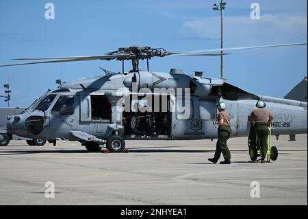 LE détachement 3 DE 1af a réussi un exercice de validation visant à vérifier la capacité des spécialistes de Pararescue de la United States Air Force 'Guardian Angel' à opérer avec l'équipage à bord des États-Unis Navy MH-60s Seahawks pour, au besoin, sauver des astronautes en mer. L'équipe conjointe soutiendra le lancement prochain de l'équipe 5 de la NASA - National Aeronautics and Space Administration. « L'intégration avec les équipages d'hélicoptères de la Marine et les parasauveteurs de la Force aérienne a été couronnée de succès », a déclaré le Col Jason Gingrich, de la première Force aérienne, adjoint de l'Air de la Force aérienne au Commandement spatial des États-Unis. « Nous avons mis au point des solutions communes pour le hum Banque D'Images