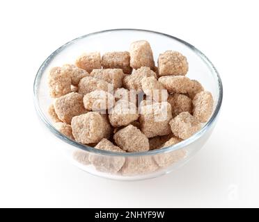 Cubes de sucre de canne à sourcils dans un bol en verre isolé sur fond blanc avec passe-cheveux Banque D'Images