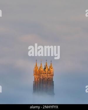 L'église de Saint-Jean poquant à travers les brouillards de Glastonbury, Somerset Banque D'Images