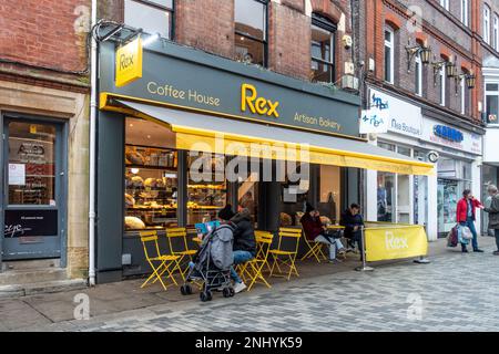 Une boulangerie artisanale et un café-restaurant sur Peascod Street à Windsor, au Royaume-Uni Banque D'Images