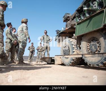 Un commandant de canon des Forces françaises de Djibouti forme les États-Unis Soldats de la Garde nationale de l'armée affectés à la Force opérationnelle Red Dragon, Force opérationnelle interarmées combinée - Corne de l'Afrique, à propos d'un obusier autopropulsé CÉSAR près d'Arta, Djibouti, le 3 août 2022. Les forces françaises et américaines se sont associées pour mener un exercice de soutien au feu d'artillerie et de familiarisation. (Photo du ministère de la Défense par les États-Unis Le sergent d'état-major de la Force aérienne Thomas Johns) Banque D'Images