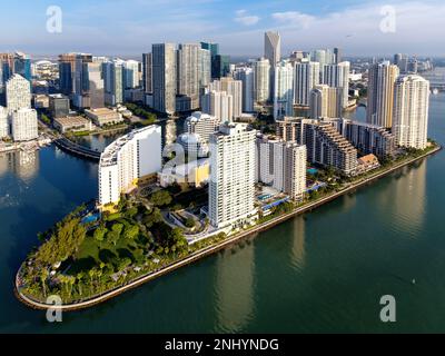 Brickell Key, centre-ville de Miami et four Seasons Hotel Sunrise Miami, sud de la Floride, Dade, Floride, États-Unis Banque D'Images