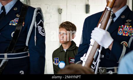 Caleb Zimeb a rencontré des membres de l'escadre de ravitaillement aérien de 128th alors que le garde d'honneur affiche les couleurs au début de sa cérémonie de commandant honoraire ici, à l'escadre de ravitaillement aérien de 128th, Milwaukee, le 3 août 2022. La 128th Air ravitaillement Wing et Make-A-Wish Wisconsin se sont associés pour répondre au souhait de Caleb Zimed de devenir pilote pour une journée. Banque D'Images