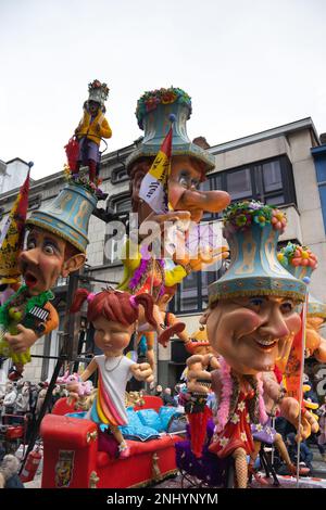 AALST, BELGIQUE, 19 FÉVRIER 2023 : Funny Carnival flotte avec des caricatures dans les rues d'Aalst. Le défilé annuel de Mardi gras attire environ 100 000 personnes Banque D'Images