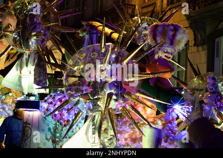 AALST, BELGIQUE, 19 FÉVRIER 2023 : flotteurs illuminés avec des personnes participant aux célébrations de Aalst Mardi gras. Le défilé annuel du Carnaval à Banque D'Images