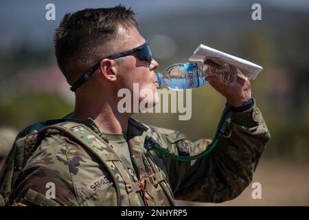 Après avoir terminé le cours d'orientation de la CIOR 2022, le Cpl. De la Réserve de l'Armée de terre Anton Shekhalevich, 412th Theatre Engineer Command, boit de l'eau à Athènes, en Grèce, sur 3 août 2022. La compétition militaire de la Confédération interalliée des officiers de réserve est une compétition militaire de réserve annuelle avec les États membres de l'OTAN et d'autres pays participants, avec 34 pays au total, représentant 1,3 millions de réservistes. Le MILCOMP, qui a lieu depuis 1957, est un militaire pentathlon d'essai des membres du service dans le tir de pistolet et de fusil, les obstacles de terre et d'eau et d'orientation. (É.-U. Phot de réserve de l'armée Banque D'Images