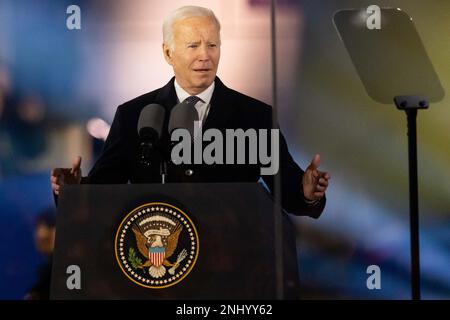 Varsovie, Pologne. 21st févr. 2023. Le président des États-Unis Joe Biden vu pendant sa carrière aux jardins du château royal de Varsovie, Pologne. Le Président Biden est venu en Pologne après une visite surprise à Kiev (Ukraine) quelques jours avant le premier anniversaire de l'invasion russe de l'Ukraine. (Credit image: © Mateusz Slodkowski/ZUMA Press Wire) USAGE ÉDITORIAL SEULEMENT! Non destiné À un usage commercial ! Banque D'Images