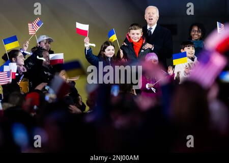 Varsovie, Pologne. 21st févr. 2023. Président des États-Unis Joe Biden vu aux jardins du château royal à Varsovie, Pologne. Le Président Biden est venu en Pologne après une visite surprise à Kiev (Ukraine) quelques jours avant le premier anniversaire de l'invasion russe de l'Ukraine. (Credit image: © Mateusz Slodkowski/ZUMA Press Wire) USAGE ÉDITORIAL SEULEMENT! Non destiné À un usage commercial ! Banque D'Images