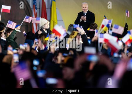 Varsovie, Pologne. 21st févr. 2023. Président des États-Unis Joe Biden vu aux jardins du château royal à Varsovie, Pologne. Le Président Biden est venu en Pologne après une visite surprise à Kiev (Ukraine) quelques jours avant le premier anniversaire de l'invasion russe de l'Ukraine. (Credit image: © Mateusz Slodkowski/ZUMA Press Wire) USAGE ÉDITORIAL SEULEMENT! Non destiné À un usage commercial ! Banque D'Images