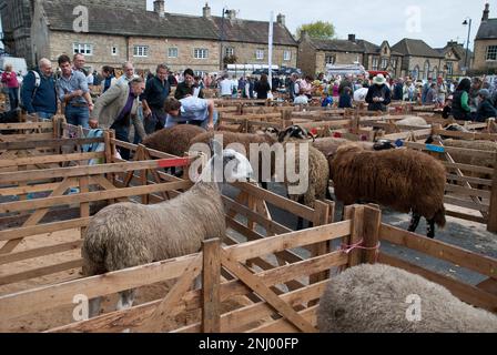 Masham Market Square, Yorkshire Dales, North Yorkshire est un bel espace pour un spectacle de moutons ou une foire de moutons. Banque D'Images