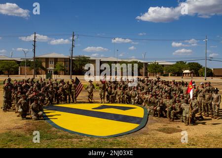 Les troopers posent au 1st Cavalry Division après leur cérémonie de réparation, le 24 août, à fort Hood, Texas. Les nouveaux troopers sont accueillis chaque semaine dans la division Cavalry 1st. Banque D'Images