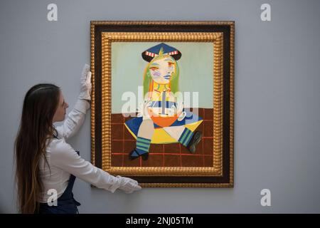 Sotheby, Londres, Royaume-Uni. 22 février 2023. Les enchères modernes et contemporaines du soir ont lieu le 1 mars. Les faits saillants comprennent: Pablo Picasso, Fillette au bateau, Maya, estimation de 12-18 millions. Crédit : Malcolm Park/Alay Live News. Banque D'Images