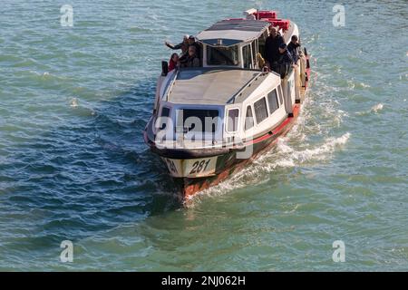 Passagers voyageant sur le vaporetto vaporetti de bus à Murano, Venise, Italie en février Banque D'Images