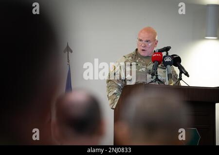 IZMIR, Turquie – États-Unis Le lieutenant général de l'armée Roger L. Cloutier Jr. S'adresse aux dirigeants civils d'Izmir, aux hauts responsables militaires de l'Organisation du Traité de l'Atlantique Nord (OTAN), Et les hommes et les femmes du Commandement terrestre allié de l’OTAN (LANDCOM) pour la dernière fois lors de la cérémonie du changement de commandement jeudi, 4 août 2022 au quartier général du LANDCOM à Izmir, Turquie. (Photo de l'OTAN prise par les États-Unis Armée Maj. Brian Andries, Affaires publiques LANDCOM.) Banque D'Images