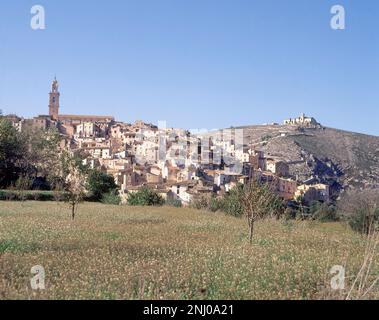 PANORAMICA DEL PUEBLO Y DEL CALVARIO CON LA ERMITA DEL SANTO CRISTO. Emplacement : EXTÉRIEUR. Bocairent. Valence. ESPAGNE. Banque D'Images