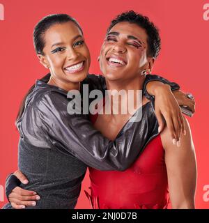 Portrait, mode et amis câlin, sourire et créatif avec des tenues tendance, stylées et tendance avec arrière-plan studio. Visage, femme noire et homme heureux Banque D'Images