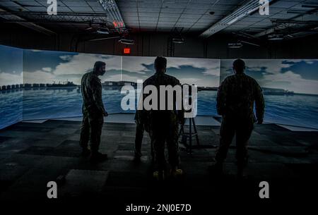 220804-N-NT795-023 SEAL BEACH, Californie (4 août 2022) le capitaine Jason S. Eckhardt, commandant du Centre de la Réserve navale (NRC) Los Angeles, visite l'entraîneur du simulateur d'armes durant l'escadron de sécurité expéditionnaire maritime (MSRON) le 11 août, fin de semaine de forage à bord de la station d'armes navales Seal Beach, Californie. Le MESF est une capacité de base de la Marine qui assure la sécurité portuaire et portuaire, la sécurité des actifs de grande valeur et la sécurité maritime dans les voies navigables côtières et intérieures. Banque D'Images