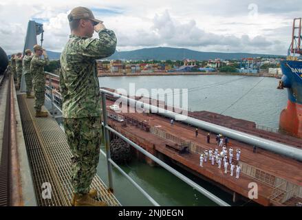 VISAKHAPATNAM, Inde (4 août 2022) – les marins affectés à l'émory S. le sous-marin de classe terrestre USS Frank Cable (AS 40) ont les rails lorsque le navire quitte Visakhapatnam, Inde, le 4 août 2022. Frank Cable est actuellement en patrouille pour effectuer l'entretien et la logistique expéditionnaires dans la zone d'opérations de la flotte 7th afin de soutenir un Indo-Pacific libre et ouvert. Banque D'Images