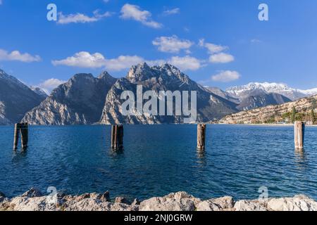 Belle vue sur le lac de Garde avec des eaux bleues claires et les sommets des montagnes alpines Banque D'Images