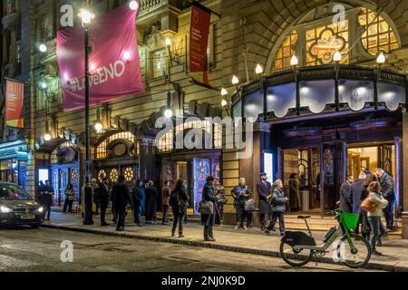 Les gens devant l'entrée du London Coliseum, la maison de l'Opéra national anglais, à St Martins Lane, vont voir une production de Carmen. Banque D'Images