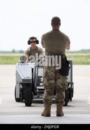 ÉTATS-UNIS Tech. De la Force aérienne Le Sgt Jordan Gonzalez (à gauche) et le Sgt Jake Sorosiak (à droite), mécanicien de systèmes d’ordonnance, affectés à la 180th aile de la Garde nationale de l’Ohio, chargent un missile air-air AIM-120, lors d’un exercice d’entraînement au 180FW à Swanton, Ohio, le 4 août 2022. Le 180FW est le choix éprouvé pour le combat de guerre, axé sur la mission et équipé, le 180FW est la meilleure aile de combat de la Force totale. Banque D'Images