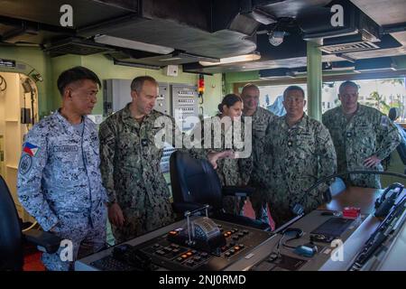 PEARL HARBOR (3 août 2022) le capitaine de la marine philippine Charles Villanueva, commandant de la frégate de missile guidé de classe José Rizal BRP Antonio Luna (FF 151), à l'extrême gauche, mène une visite dans le pont d'Antonio Luna pour les États-Unis Le capitaine de la Marine Aaron Taylor, commandant du navire d'assaut amphibie de classe Wasp USS Essex (LHD 2), deuxième de gauche, et dirigeant principal d'Essex pendant la Rim of the Pacific (RIMPAC) 2022, 3 août 2022. Vingt-six nations, 38 navires, trois sous-marins, plus de 170 avions et 25 000 membres du personnel participent au programme RIMPAC de 29 juin au 4 août à Hawaï et dans les environs Banque D'Images