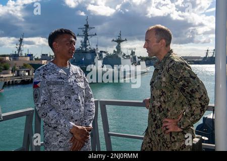 PEARL HARBOR (3 août 2022) le capitaine de la marine philippine Charles Villanueva, commandant de la frégate de missile guidé de classe José Rizal BRP Antonio Luna (FF 151), à gauche, parle avec les États-Unis Le capitaine de la Marine Aaron Taylor, commandant du navire d'assaut amphibie de classe Wasp USS Essex (LHD 2), à bord d'Antonio Luna pendant la côte du Pacifique (RIMPAC) 2022, 3 août 2022. Vingt-six nations, 38 navires, trois sous-marins, plus de 170 avions et 25 000 membres du personnel participent au RIMPAC de 29 juin au 4 août dans les îles hawaïennes et dans le sud de la Californie. Le plus grand international au monde Banque D'Images