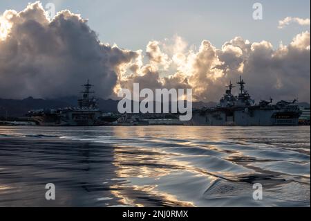 PEARL HARBOR (4 août 2022) le navire d'assaut amphibie USS Essex (LHD 2), à droite, et le porte-avions nucléaire de la classe Nimitz USS Abraham Lincoln (CVN 72) sont amarrés à la base conjointe Pearl Harbor-Hickham (JBHH) pendant la Rim of the Pacific (RIMPAC) 2022, 4 août 2022. Vingt-six nations, 38 navires, trois sous-marins, plus de 170 avions et 25 000 membres du personnel participent au RIMPAC de 29 juin au 4 août dans les îles hawaïennes et dans le sud de la Californie. Le plus grand exercice maritime international au monde, RIMPAC offre une occasion unique de formation tout en favorisant un Banque D'Images