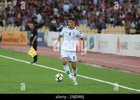 Noor Husin d'Afghanistan en action lors d'un match amical entre l'Afghanistan et le Tadjikistan au stade central de Douchanbe en juin 2019 Banque D'Images