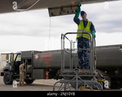 Le Caporal de la Force aérienne royale australienne Tyron Houston, technicien de l'Escadron no 2, déverrouille un panneau de remplissage de carburant pendant LE DRAPEAU ROUGE Alaska 22-3 à la base interarmées Elmendorf-Richardson (Alaska), le 4 août 2022. RF-A est conçu pour offrir une formation réaliste essentielle au développement et à l'amélioration continus de l'interopérabilité combinée et conjointe dans un environnement de combat simulé. Banque D'Images