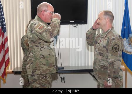 131st Commandant des Services de soutien de la Force le lieutenant-colonel Timothy Sullivan, à droite, salue le colonel William Miller, commandant du Groupe de soutien de la mission 131st, lors de la cérémonie de changement de commandement de l’unité le 4 août 2022, à Knob Noster, Missouri. Sullivan a également reçu la Médaille du service méritoire au cours de la cérémonie. Banque D'Images