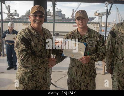 220804-N-FD648-1001 NORFOLK, va – sous-ministre adjoint Dennis Velez, commandant, Carrier Strike Group (CSG) 10 et George H.W. Bush CSG, à gauche, décerne une médaille de mention élogieuse de la Marine et du corps de Marine à Justin Carl, compagnon de Gunner 1st, à bord du croiseur de missiles guidé de classe Ticonderoga USS Vicksburg (CG 69), 4 août 2022. Banque D'Images