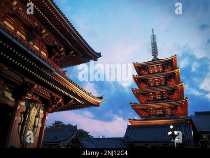 Tokyo, Japon - sept, 2017 : la porte et la pagode du temple Sensoji ou du temple Asakusa Kannon en été au crépuscule Banque D'Images