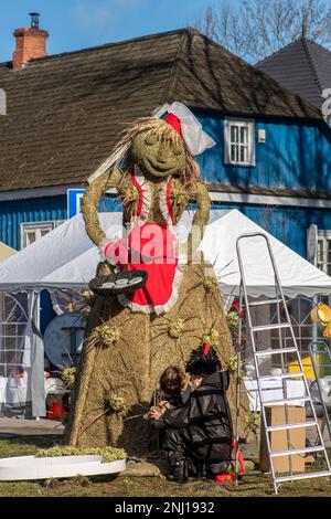 Marionnette traditionnelle faite de paille préparant des crêpes en Lituanie pendant Uzgavenes, un festival folklorique lituanien pendant le Carnaval Banque D'Images