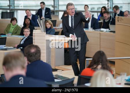 22 février 2023, Schleswig-Holstein, Kiel: Bernd Buchholz, membre du FDP et ancien ministre de l'économie, parle pendant la session du Parlement de l'Etat dans la chambre d'Etat dans une heure d'actualité sur l'assassinat de Brokstedt. Photo: Marcus Brandt/dpa Banque D'Images