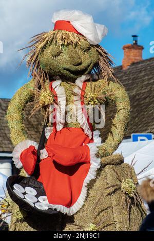 Marionnette traditionnelle faite de paille préparant des crêpes en Lituanie pendant Uzgavenes, un festival folklorique lituanien pendant le Carnaval Banque D'Images