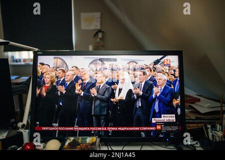Paris, France - 21 février 2023: Écran d'ordinateur dans la salle de création comme PC Krym 24 station directe streas Président russe Vladimir Poutine discours lors de sa réunion annuelle avec l'Assemblée fédérale - claquant les mains Banque D'Images