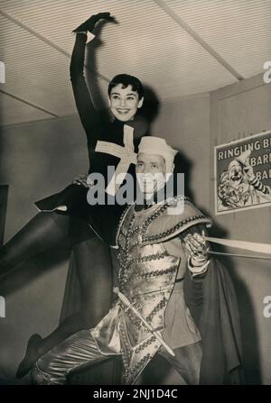 Audrey Hepburn (1929-1993), actriz de cine, modelo y bailarina británica, junto a su esposo Mel Ferrer (1917-2008), acteur, réalisateur y productor de cine norteamericano. Banque D'Images