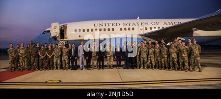 Philip Goldberg, ambassadeur des États-Unis en Corée du Sud, le général Paul LaCamera, commandant du Commandement des Nations Unies, du Commandement des forces combinées et des forces américaines en Corée, et le personnel supérieur ont accueilli une délégation du Congrès dirigée par la Présidente de la Chambre des représentants des États-Unis Nancy Pelosi, en République de Corée, le 3 août 2022. Au cours de la visite en Corée, la délégation a rencontré le Président de l'Assemblée nationale coréenne, Kim Jin-pyo, ainsi que des hauts fonctionnaires de la République de Corée, s'est entretenue avec le Président de la République de Corée, Yoon Suk-yeol, a visité la zone de sécurité commune / zone démilitarisée, et a parlé avec des membres de service à la JSA et Banque D'Images