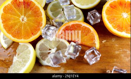 Gros plan sur une planche à découper en bois d'agrumes, y compris des oranges, des citrons et des limes Banque D'Images