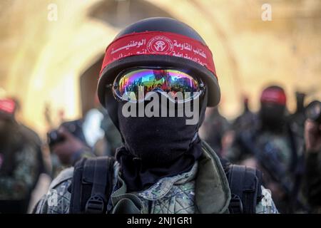 Les combattants du Front démocratique pour la libération de la Palestine lors d'une marche marquant le 54th anniversaire de sa fondation dans le sud de la bande de Gaza. (Photo de © Yousef Masoud / SOPA Images/Sipa USA) Banque D'Images