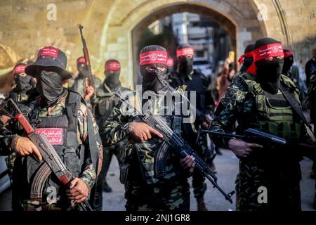 Les combattants du Front démocratique pour la libération de la Palestine lors d'une marche marquant le 54th anniversaire de sa fondation dans le sud de la bande de Gaza. (Photo de © Yousef Masoud / SOPA Images/Sipa USA) Banque D'Images